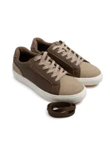 Championes Milán de diseño clásico, confeccionados en ecocuero marrón con detalles en ecogamuza en la puntera y talón, suela de goma blanca y cordones beige.
