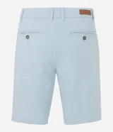 Bermuda masculina slim confeccionada en sarga de algodón con elastano, con bolsillos laterales, bolsillos traseros con botón, trabillas en la cintura y cierre frontal de botón y cremallera.