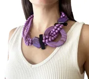 Collar corto de cuentas turquesas con apliques de resina verde, verde claro y negro.