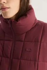 Campera puffer acolchada color borgoña con cuello alto y cierre frontal.