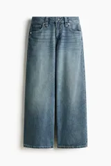 Jean de tiro bajo y corte baggy wide leg, con diseño de cinco bolsillos y lavado desgastado.