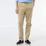 Pantalón chino regular de lino mezclado en color beige, con bolsillos laterales y cierre de botón y cremallera.