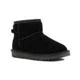 Pantubota de caña baja confeccionada en cuero gamuzado resistente al agua, con interior forrado y suela de goma dentada.