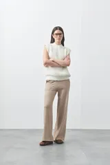 Pantalón de punto de corte relajado, con pierna recta y caída fluida. Presenta cintura con cordón ajustable y diseño minimalista.