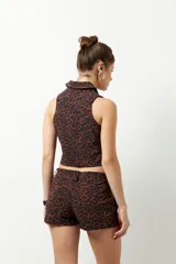 Short marrón con estampado animal print negro, de tiro bajo y corte ajustado.