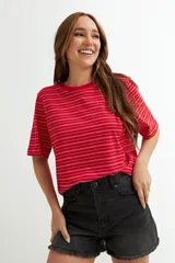 Remera de algodón a rayas horizontales blancas y azul marino, de corte recto y cuello redondo.