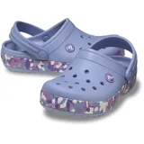 Zuecos Crocs modelo Crocband con diseño deportivo. Presentan una banda lateral con estampado de confeti que brilla en la oscuridad, correa de talón pivotante y construcción en espuma Croslite para mayor ligereza y comodidad.