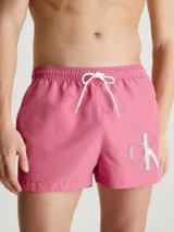 Short de baño corto color rosado con cintura elástica ajustable con cordón blanco y logo CK plateado estampado en la pierna derecha.
