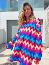 Sweater de tejido de punto con diseño de rayas en zigzag multicolor, cuello redondo y mangas largas holgadas.