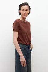 Remera blanca de manga corta y escote redondo, de corte recto y ajuste estándar.