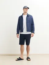 Campera de estilo harrington color azul oscuro, con cierre frontal, cuello camisero y bolsillo frontal tipo parche.