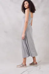 Vestido midi gris melange de lurex con corte al cuerpo y breteles finos.
