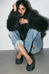 Zapato tipo bailarina color verde con apliques de strass plateados, confeccionado en mesh. Tiene tirador trasero y terminación en punta redonda. La suela mide 1 cm.