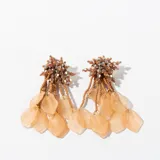 Aros colgantes con base de cuentas color marrón y colgantes de cuentas color naranja.