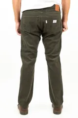 Pantalón de pana gruesa color verde musgo, de corte recto.