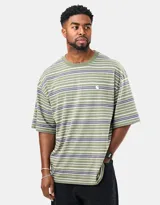Remera de manga corta Carhartt WIP modelo S/S Zane, con diseño de rayas horizontales en tonos verde militar, blanco y gris. Presenta cuello redondo y pequeño logo bordado en el pecho.