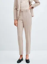 Pantalon de vestir color beige, de corte recto y entallado, con detalle de pinzas frontales y cierre de cremallera con botón oculto.