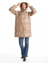Campera puffer larga color beige, con costuras horizontales, capucha fija y pechera interna con cierre. Cuenta con bolsillos frontales con solapa, cierre central con botones a presión y aberturas laterales con cierre.