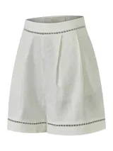 Short de tiro medio confeccionado en mezcla de lino orgánico y viscosa, color beige. Presenta diseño con pinzas frontales, bolsillos laterales y detalles de calados decorativos en la cintura y en el ruedo.
