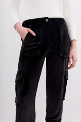 Pantalon tipo babucha confeccionado en terciopelo, con cintura elástica, puños ajustados en la botamanga, bolsillos frontales tipo plaqué con remaches metálicos y bolsillos cargo laterales.