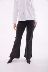 Pantalón de jean negro con corte flare.