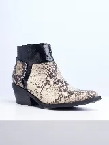 Bota corta de cuero con estampado de piel de serpiente en tonos beige y marrón, con puntera en punta y caña de corte recto en cuero negro.