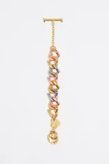 Pulsera de cadena gruesa con eslabones en forma de corazón en tonos dorado, plateado y rosado. Presenta un cierre de barra T y un dije de corazón dorado con logo grabado.