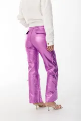 Pantalón cargo metalizado color dorado, con múltiples bolsillos, corte wide leg y tiro medio.