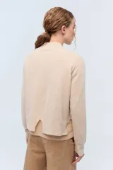 Cardigan rojo de tejido de punto liviano confeccionado en lana italiana.