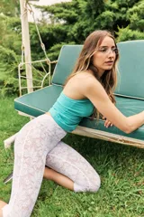 Pantalón capri de encaje blanco con diseño floral, tejido muy elastizado y calce ajustado.