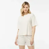 Conjunto de pijama de dos piezas color rosa pálido, compuesto por una remera holgada de manga corta y cuello redondo, y un short a juego. Ambas prendas son de tejido de punto acanalado.