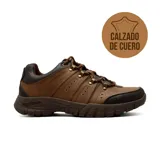Zapato casual de cuero con diseño robusto, cordones reforzados y suela de goma con relieve para mayor tracción. Presenta una combinación de tonos marrones y detalles en cuero oscuro en la puntera y el talón.