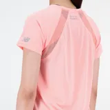 Remera deportiva New Balance color salmón, de corte clásico, mangas cortas y logo estampado en el pecho.