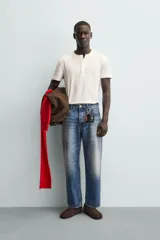 Camiseta blanca de manga corta con cuello redondo y tapeta de botones frontal (cuello panadero o henley).