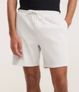 Bermuda masculina color blanco con textura jacquard en patrón chevron, cintura elástica con cordón y bolsillos funcionales.