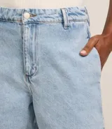 Short de jeans de tiro alto, color celeste claro, con corte recto y bolsillos.