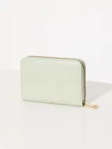 Billetera pequeña color bordó de cuero vacuno graneado con cierre de cremallera y logo de marca gofrado en el frente.