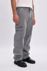Pantalón jean cargo de corte recto en color gris claro, con bolsillos laterales en las piernas.