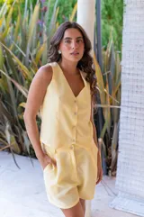 Conjunto de dos piezas color negro, compuesto por un chaleco con escote en V y botones al frente, y un short tipo bermuda con bolsillos laterales.