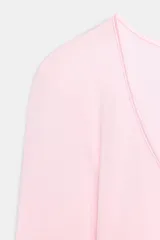 Camiseta de manga larga color rosado, de corte regular con escote redondo amplio y bajo recto.