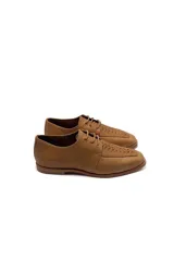 Zapatos acordonados color marrón claro, con capellada de cuero y detalle de calado en la parte delantera.