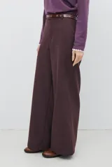 Pantalon de corte sastrero y pierna ancha, confeccionado en tela melange. Presenta cintura con trabillas, cierre frontal con botón y bolsillos laterales.