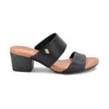 Sandalia de cuero color negro con dos tiras, una lisa y otra con textura. Tiene taco bajo cuadrado y plantilla acolchada color marrón.