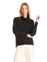 Buzo de tejido acanalado color fucsia, con cuello alto y diseño de patrón en V en el frente. Presenta mangas largas con diseño de hombros caídos y silueta relajada.