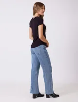 Remera de modal acanalado color celeste, con escote redondo a la base y manga corta.