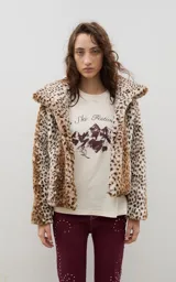 Campera corta de piel sintética en color crema, con cuello amplio tipo solapa y cierre frontal.