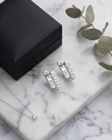 Caravanas tipo argolla pequeña de plata 925, con diseño lineal adornado con tres circonias engastadas.