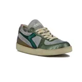 Championes de diseño retro de la marca Diadora, en tonos gris, verde metalizado y marrón, con efecto desgastado en la suela y los materiales.