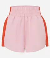 Bermuda runner deportiva de microfibra, con diseño bicolor en tonos rosado y rojo, calce holgado, cintura elástica y bajo redondeado.