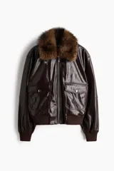 Campera marrón de tejido revestido con cuello extraíble de pelo sintético, cierre frontal y bolsillos delanteros con solapa.